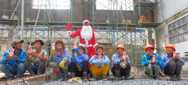 SANTA CLAUS DELIVER GIFTS FOR WORKERS AT SITES