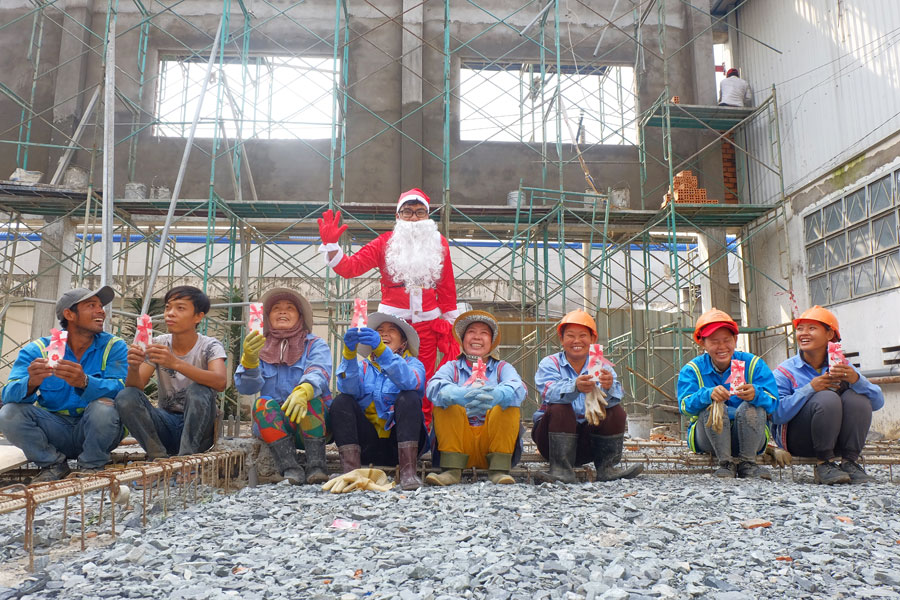 SANTA CLAUS DELIVER GIFTS FOR WORKERS AT SITES
