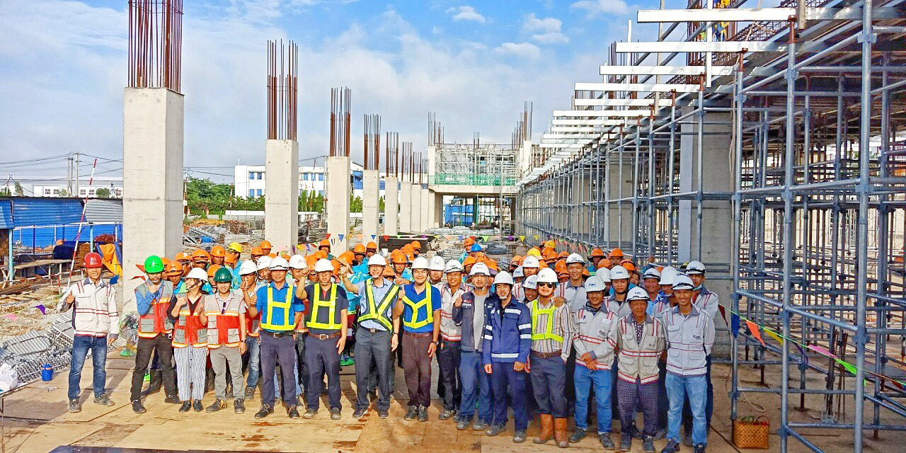 THE INVESTOR OF BATICO  PROJECT GIVE OUT GIFTS FOR WORKERS TO CONGRATS "150 WORKING DAYS WITH NO ACCIDENT"