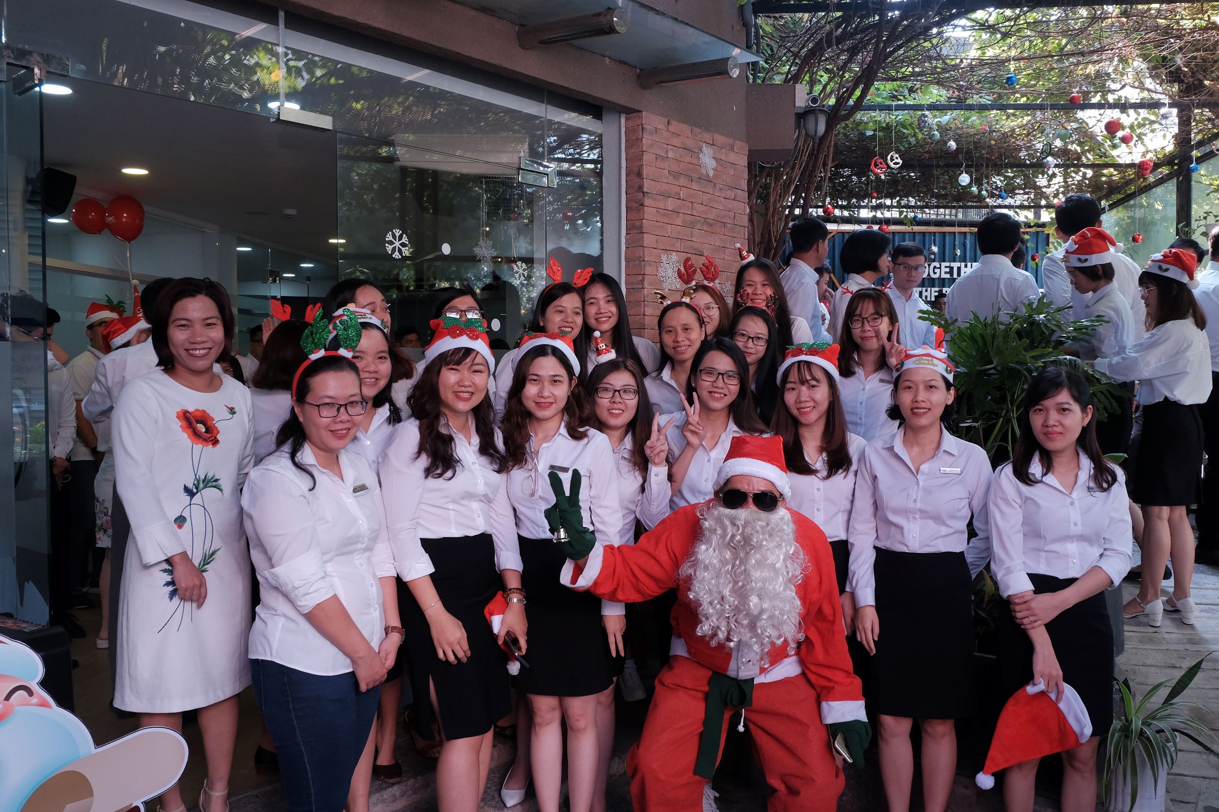 ALL SITE TEAMS COME BACK TO HEAD OFFICE TO WELCOME CHRISTMAS PARTY