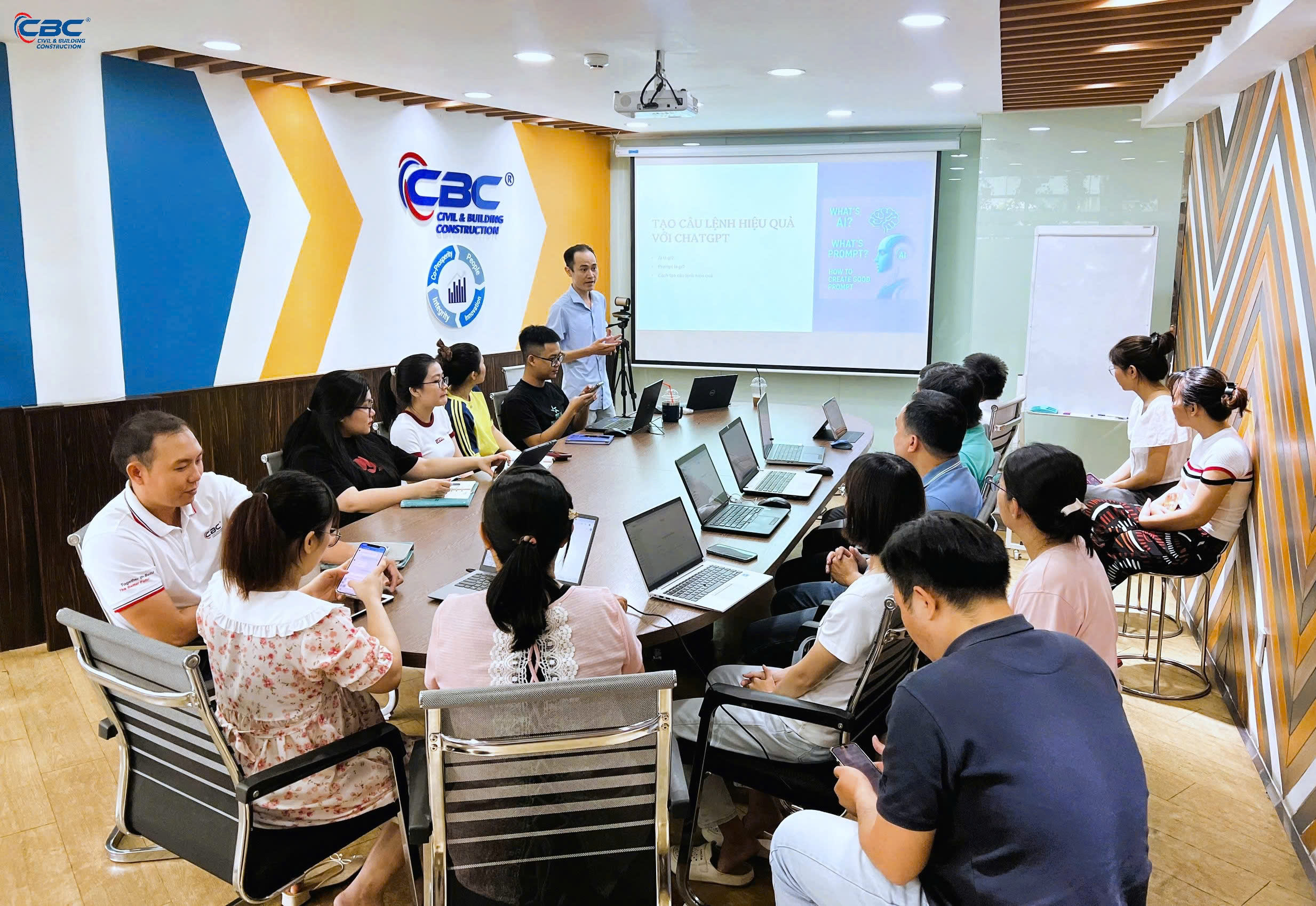 INTERNAL TRAINING: CREATING EFFECTIVE PROMPTS WITH CHATGPT