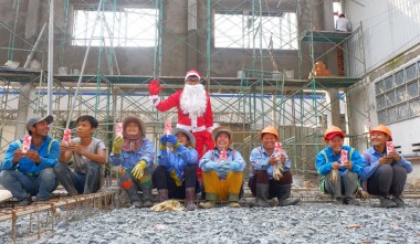 SANTA CLAUS DELIVER GIFTS FOR WORKERS AT SITES